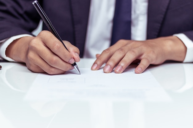 Foto hombre de negocios, firma, un, documento, en, oficina