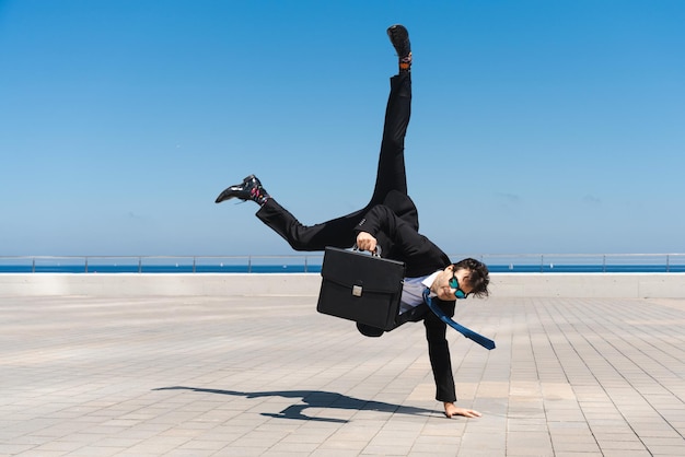 Hombre de negocios flexible y genial haciendo trucos acrobáticos