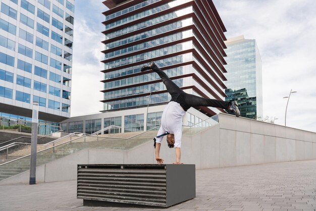 Hombre de negocios flexible y genial haciendo trucos acrobáticos