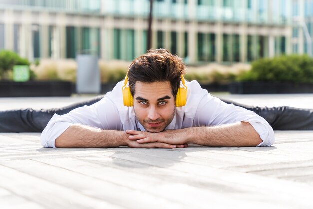 Hombre de negocios flexible y genial haciendo trucos acrobáticos