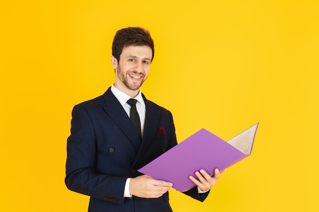 Un hombre de negocios con el fondo amarillo aislado.