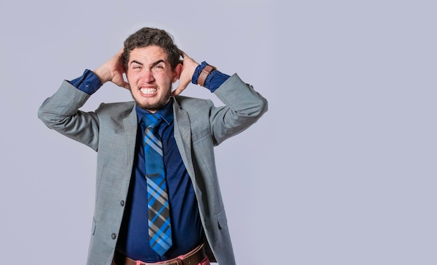 Hombre de negocios frustrado gritando Hombre en traje gritando agarrándose la cabeza Hombre desesperado gritando aislado