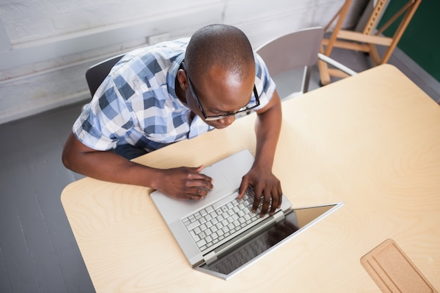 Hombre de negocios con gafas y trabajando en su escritorio