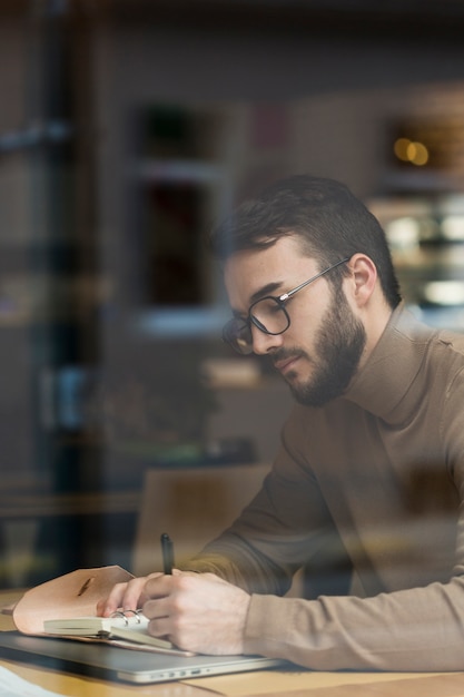 Foto hombre de negocios con gafas trabajando