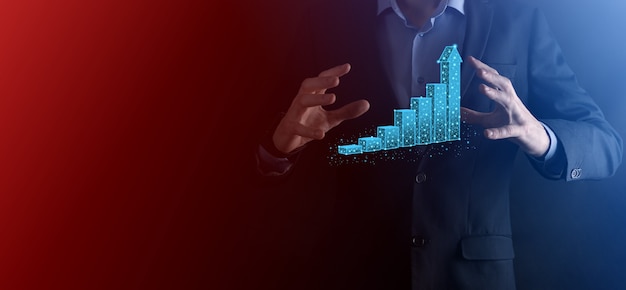 Hombre de negocios con gráficos en 3D de baja poligonal y las estadísticas del mercado de valores obtienen beneficios. Concepto de planificación del crecimiento, estrategia empresarial. Concepto de crecimiento económico. Estrategia empresarial. Publicidad digital.