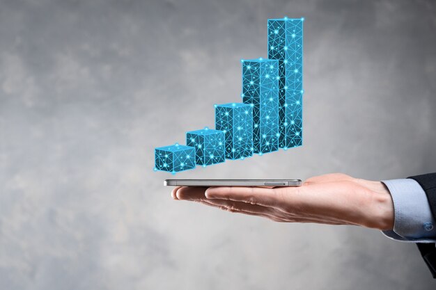 Hombre de negocios con gráficos en 3D de baja poligonal y las estadísticas del mercado de valores obtienen beneficios. Concepto de planificación del crecimiento, estrategia empresarial. Concepto de crecimiento económico. Estrategia empresarial. Publicidad digital.