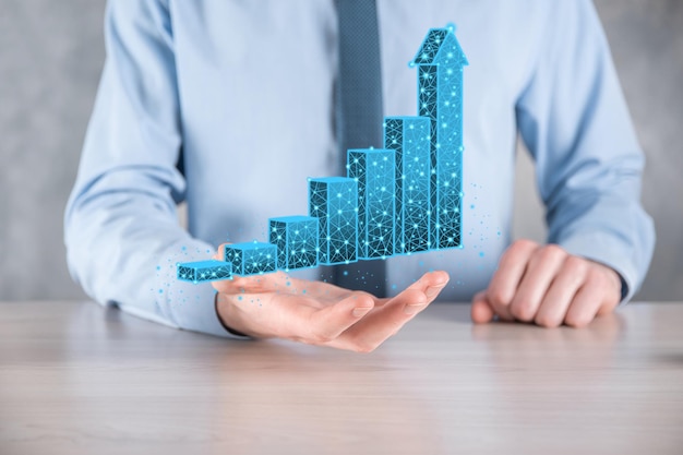 Hombre de negocios con gráficos en 3D de baja poligonal y las estadísticas del mercado de valores obtienen beneficios. Concepto de planificación del crecimiento, estrategia empresarial. Concepto de crecimiento económico. Estrategia empresarial. Publicidad digital.