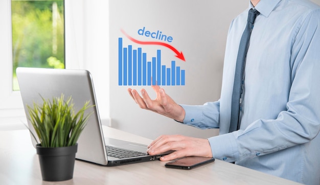 El hombre de negocios con gráficos holográficos y estadísticas del mercado de valores obtiene beneficios. Concepto de planificación del crecimiento y estrategia empresarial. Visualización de pantalla digital de buena forma económica.