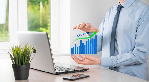 Hombre de negocios con gráficos holográficos y estadísticas del mercado de valores obtienen beneficios Concepto de planificación de crecimiento y estrategia empresarial Visualización de pantalla digital de forma de buena economía