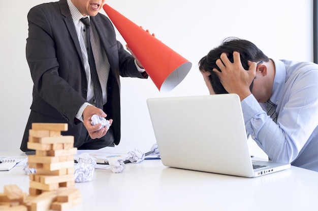 Un hombre de negocios gritando a un colega en la oficina.