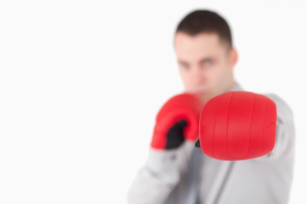 Hombre de negocios con guantes de boxeo