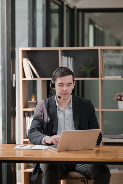 Hombre de negocios guapo y bien vestido trabajando en su oficina hombre de negocios trabajando en un proyecto