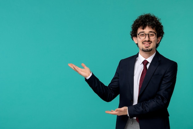 Hombre de negocios guapo chico joven lindo en traje negro y corbata roja dirigiendo a la izquierda y con gafas