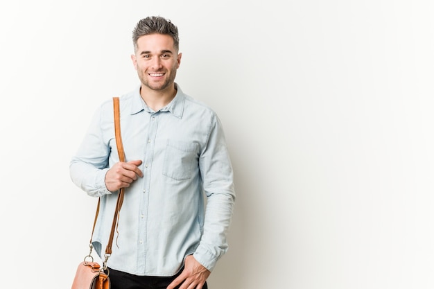 Hombre de negocios guapo joven feliz, sonriente y alegre.