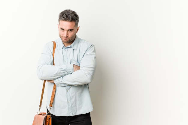 Hombre de negocios guapo joven infeliz con expresión sarcástica.