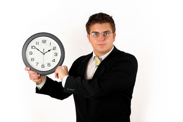 Hombre de negocios guapo joven sosteniendo un reloj