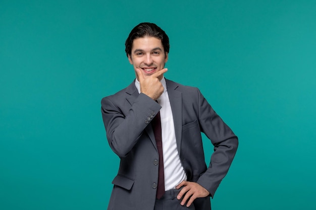 Hombre de negocios guapo lindo chico morena en traje de oficina gris y corbata sonriendo