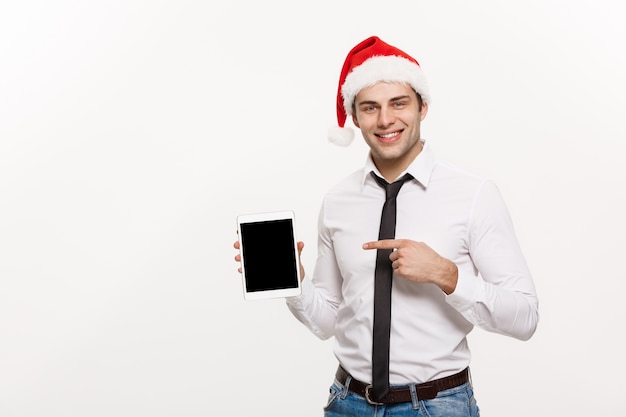 Hombre de negocios guapo presente algo en pantalla móvil celebrar Navidad