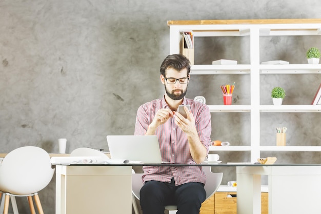 Hombre de negocios guapo con smartphone