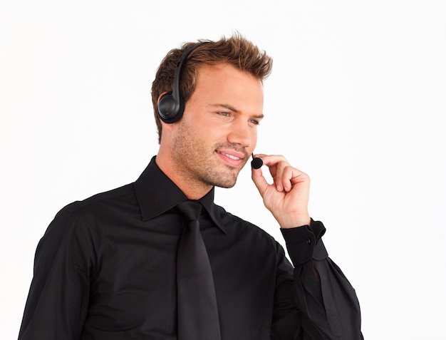 Hombre de negocios hablando en un auricular