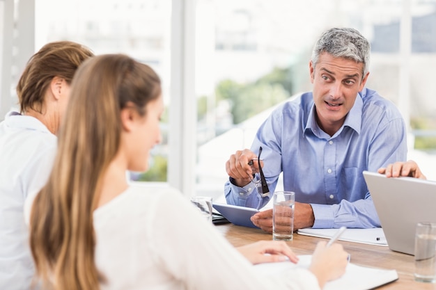 Hombre de negocios hablando durante la reunión