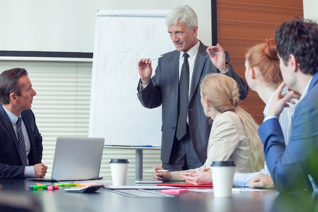 Hombre de negocios hablando en seminario