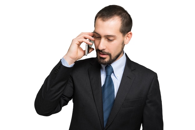 Hombre de negocios hablando por teléfono. Aislado en blanco