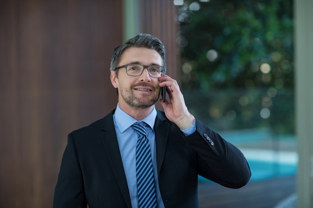 Hombre de negocios hablando por teléfono móvil