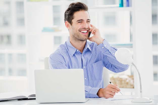 Hombre de negocios hablando por teléfono móvil