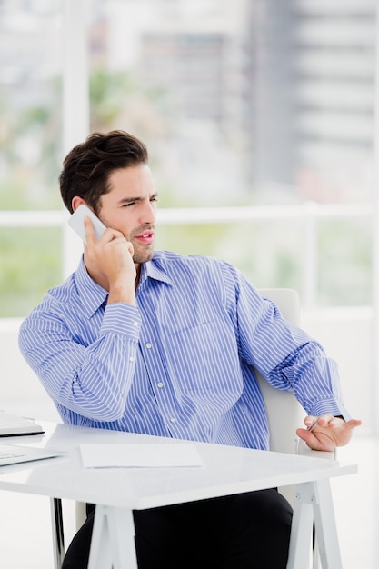 Hombre de negocios hablando por teléfono móvil