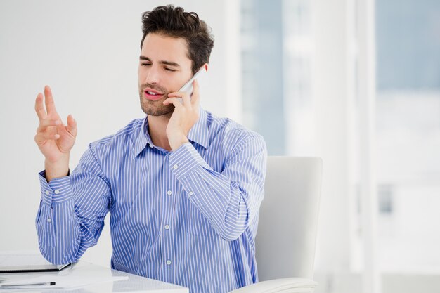 Hombre de negocios hablando por teléfono móvil