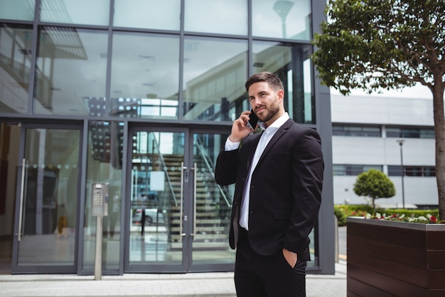 Foto hombre de negocios hablando por teléfono móvil