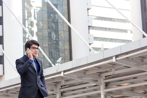 Foto hombre de negocios hablando con teléfono móvil.