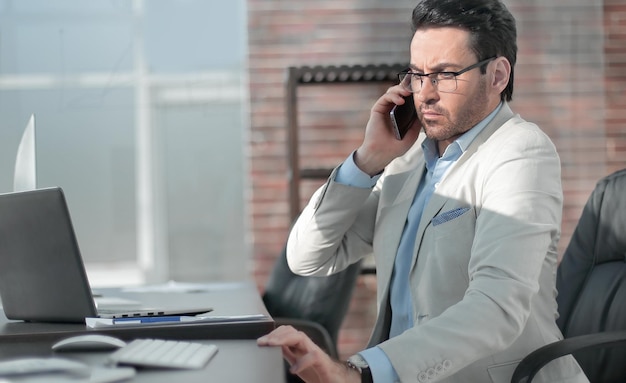 Hombre de negocios hablando por un teléfono móvil