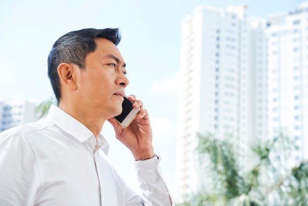 Hombre de negocios hablando por teléfono móvil