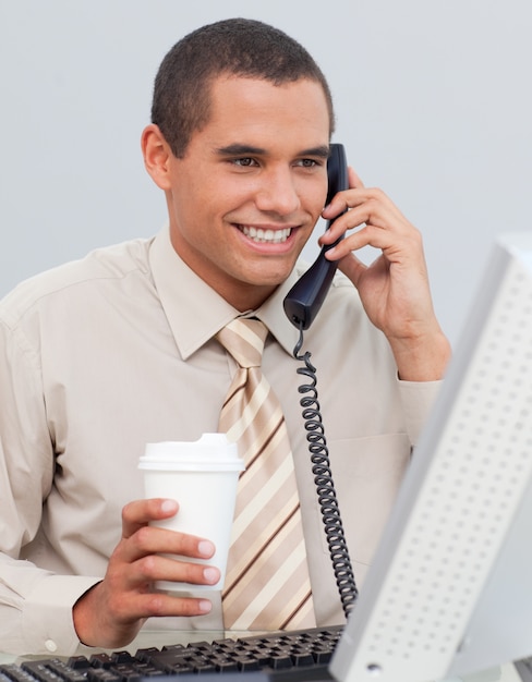 Hombre de negocios hablando por teléfono en la oficina