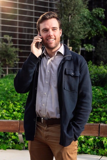 Hombre de negocios hablando por teléfono en un parque