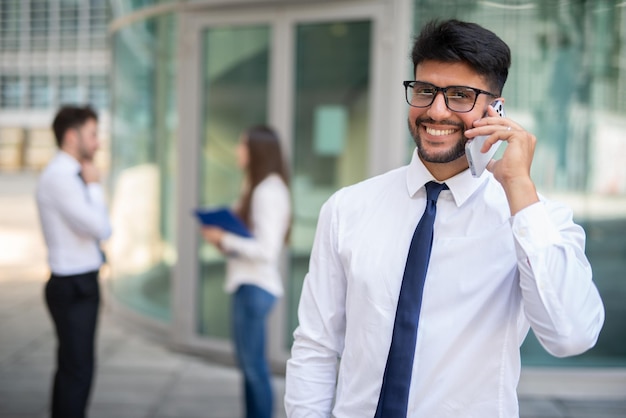 Hombre de negocios hablando por teléfono