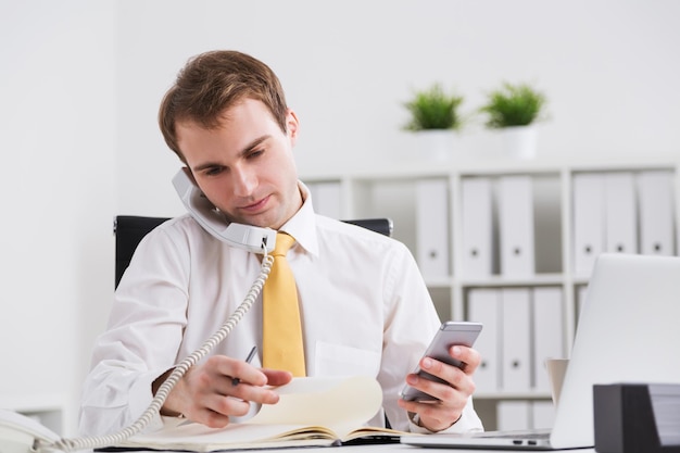 Hombre de negocios hablando por teléfono