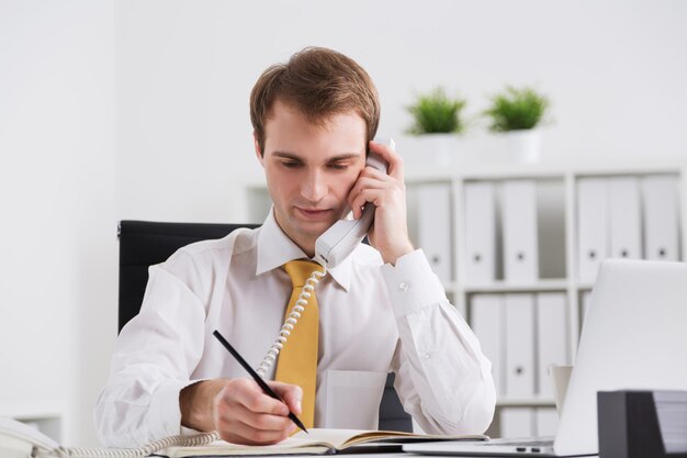 Hombre de negocios hablando por teléfono