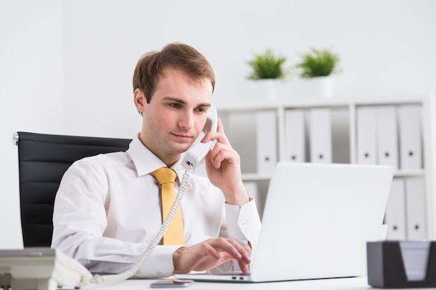 Hombre de negocios hablando por teléfono