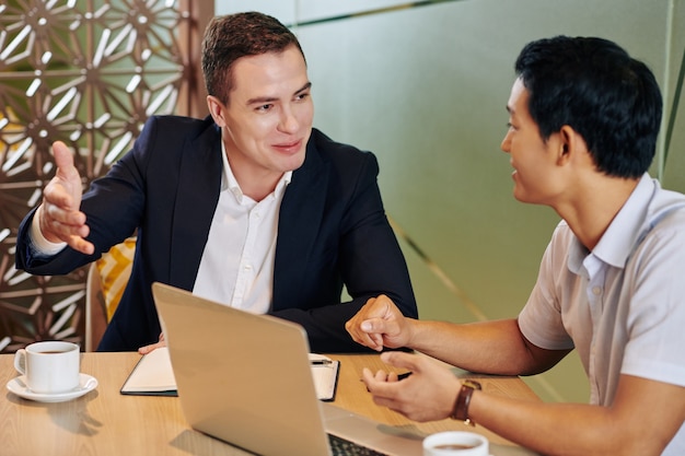 Hombre de negocios, hablar, compañero de trabajo