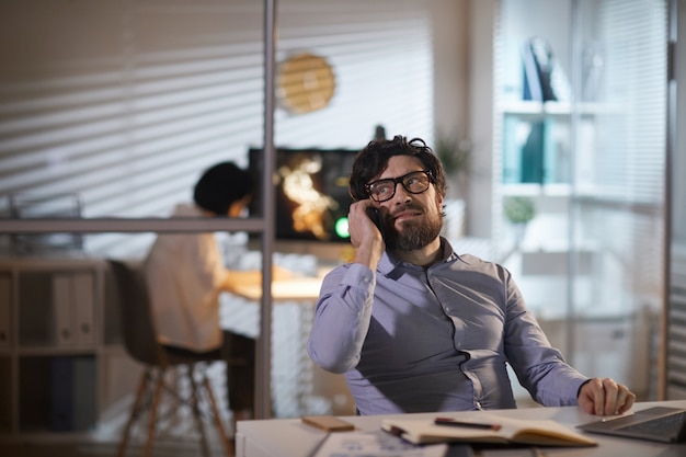 Hombre de negocios, hablar por teléfono