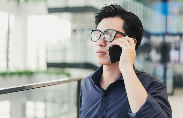 Hombre de negocios, hablar teléfono