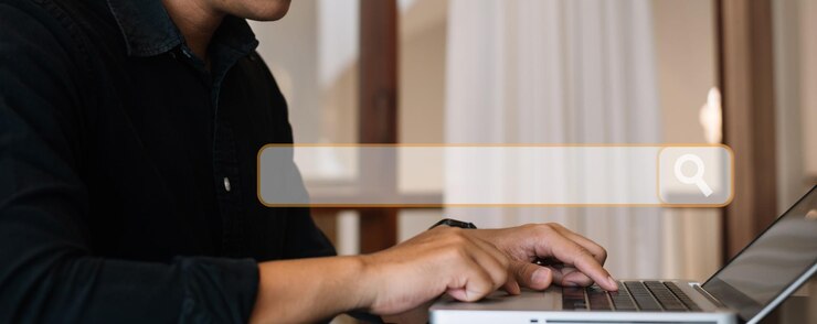 Foto hombre de negocios haciendo clic en la página de búsqueda de internet en la pantalla táctil de la computadora en la oficina