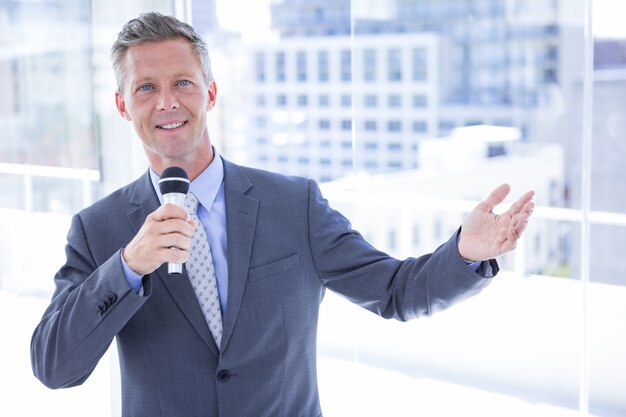 Foto hombre de negocios haciendo un discurso