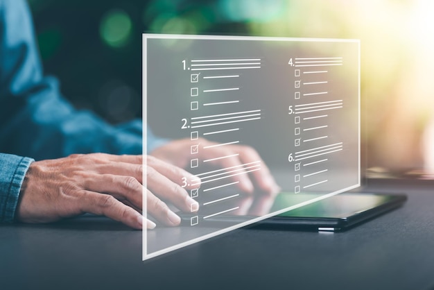 Un hombre de negocios haciendo una marca de comprobación en una pantalla virtual