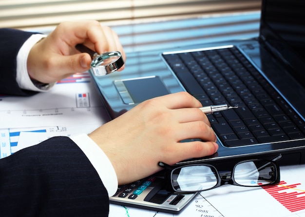 Hombre de negocios haciendo negocios en la oficina.