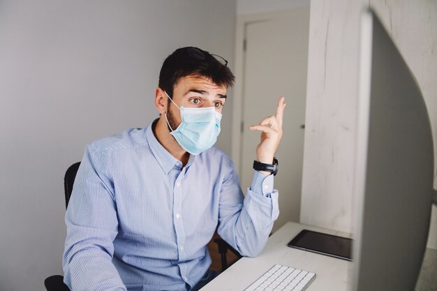 Hombre de negocios haciendo su trabajo durante el virus corona.