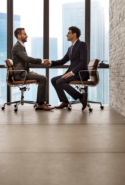 Hombre de negocios handshake corporate colleagues concept